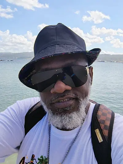 Mister Rock in da buildn - comedian